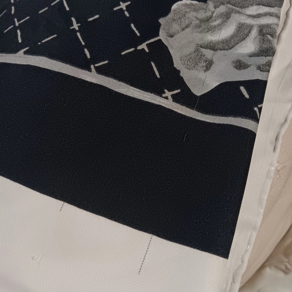 Extra large Chanel scarf - Picture 12 of 13